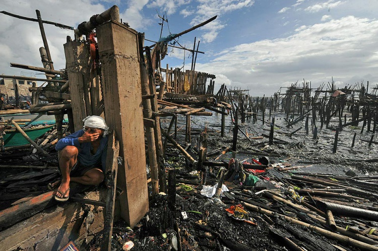 Noel Celis - Resztki domów pozostałe po pożarze domów na palach, Manila, 27.08.2010
